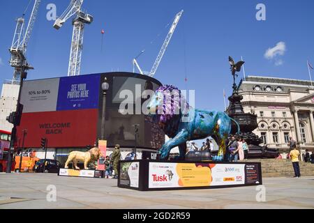 Londra, Regno Unito. 10 agosto 2021. Leone scultura di Noel Fielding visto in Piccadilly Circus, parte del Lion Trail dall'organizzazione di conservazione della fauna selvatica Tusk. Sculture di leoni a grandezza naturale, disegnate da famosi artisti, musicisti e comici, sono esposte in giro per Londra per sensibilizzare le minacce che i leoni devono affrontare e raccogliere fondi per la conservazione e i mezzi di sostentamento influenzati dalla COVID-19 in Africa. Credit: SOPA Images Limited/Alamy Live News Foto Stock