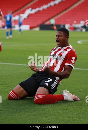 Sheffield, Inghilterra, 10 agosto 2021. Rhian Brewster di Sheffield Utd celebra il suo primo gol durante la partita della Carabao Cup a Bramall Lane, Sheffield. L'immagine di credito dovrebbe essere: Simon Bellis / Sportimage Foto Stock