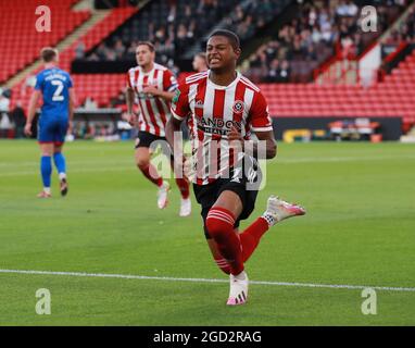 Sheffield, Inghilterra, 10 agosto 2021. Rhian Brewster di Sheffield Utd celebra il suo primo gol durante la partita della Carabao Cup a Bramall Lane, Sheffield. L'immagine di credito dovrebbe essere: Simon Bellis / Sportimage Foto Stock