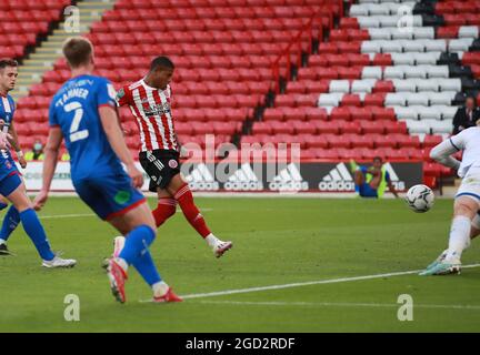 Sheffield, Inghilterra, 10 agosto 2021. Rhian Brewster di Sheffield Utd segna il suo primo gol durante la partita della Carabao Cup a Bramall Lane, Sheffield. L'immagine di credito dovrebbe essere: Simon Bellis / Sportimage Foto Stock