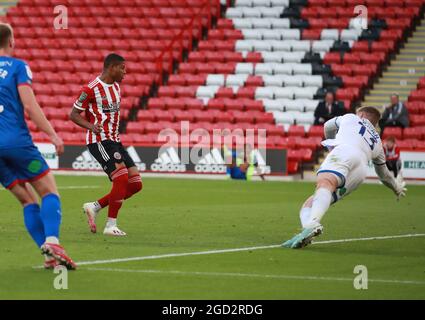 Sheffield, Inghilterra, 10 agosto 2021. Rhian Brewster di Sheffield Utd segna il suo primo gol durante la partita della Carabao Cup a Bramall Lane, Sheffield. L'immagine di credito dovrebbe essere: Simon Bellis / Sportimage Foto Stock