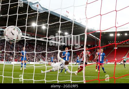 Sheffield, Inghilterra, 10 agosto 2021. Rhian Brewster di Sheffield Utd segna il suo primo gol durante la partita della Carabao Cup a Bramall Lane, Sheffield. L'immagine di credito dovrebbe essere: Darren Staples / Sportimage Foto Stock