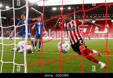 Sheffield, Inghilterra, 10 agosto 2021. Rhian Brewster di Sheffield Utd celebra il suo primo gol durante la partita della Carabao Cup a Bramall Lane, Sheffield. L'immagine di credito dovrebbe essere: Darren Staples / Sportimage Foto Stock