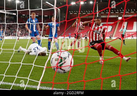 Sheffield, Inghilterra, 10 agosto 2021. Rhian Brewster di Sheffield Utd segna il suo primo gol durante la partita della Carabao Cup a Bramall Lane, Sheffield. L'immagine di credito dovrebbe essere: Darren Staples / Sportimage Foto Stock