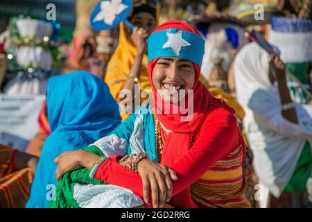 Donna sorridente in abito tradizionale a Garowe, Puntland ca. 4 giugno 2015 Foto Stock