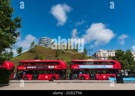 Londra, Regno Unito. 10 agosto 2021. Gli autobus rossi di Londra parcheggiati di fronte al tumulo di Marble Arch riaprirono ai visitatori che non dovranno pagare per salire ad August.The tumulo che costò Westminster Council circa £2M è stato chiuso dopo pesanti critiche da parte dei visitatori alla fine di luglio, il consiglio si è scusato di ammettere che ‘chiaramente non era pronto». Sono ancora in corso modifiche all'artefatto all'angolo tra Oxford Street e Park Lane e un'area giochi e un caffè che avrebbero dovuto essere creati all'interno non erano stati avviati la scorsa settimana. Credit: SOPA Images Limited/Alamy Live News Foto Stock