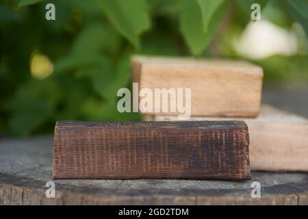 Podio in legno su sfondo verde. Stativi quadrati piatti o podio per un design naturale. Composizione centrale, vista frontale. Foto di alta qualità Foto Stock