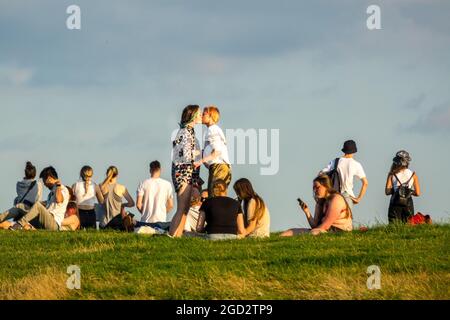 Londra, 10th agosto 2021. UK Weather: Una vista calda e chiara del tramonto su Londra con i giovani che si riuniscono su Parliament Hill, Hampstead Heath, al tramonto il giorno di Un livello risultati nel 2021. Foto Stock