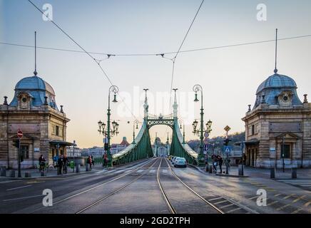 Budapest, Ungheria, marzo 2020, vista del Ponte della libertà dal quartiere di Pest Foto Stock