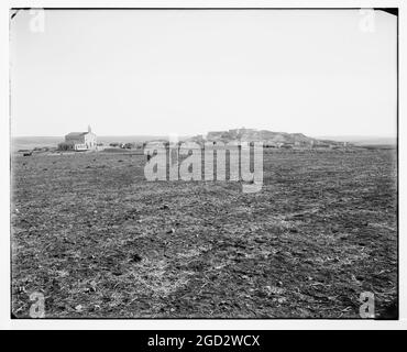 Ad est della Giordania e del Mar Morto. Vista generale di Madeba (o Madaba Giordania), gli uomini che camminano in un campo ca. Tra il 1898 e il 1914 Foto Stock