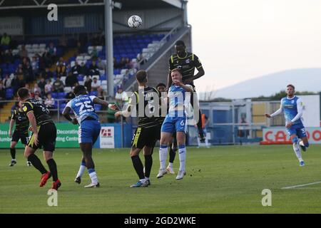 BARROW IN FURNESS, Regno Unito 10 AGOSTO l'Emmanuel Onariase di Scunthorpe United esce testa durante la partita della Carabao Cup tra Barrow e Scunthorpe Uniti alla Holker Street, Barrow-in-Furness martedì 10 agosto 2021. (Credit: Marco Fletcher ) Credit: MI News & Sport /Alamy Live News Foto Stock