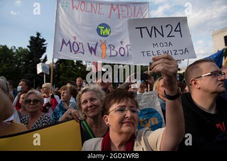 Varsavia, Varsavia, Polonia. 10 agosto 2021. Le persone hanno banner e cartelloni che recitino ''Free media - My choice'' e ''TVN24 my television'' il 10 agosto 2021 a Varsavia, Polonia. Diverse centinaia di persone si sono riunite di fronte al Parlamento polacco (Sejm) nell'ambito di una protesta nazionale contro una proposta di legge dei legislatori del partito al governo Law and Justice (PIS); Ciò comprometterebbe il pluralismo e la libertà dei media in Polonia, modificando l'articolo 35 della legge sulla radiodiffusione al fine di vieta alle società che sono di proprietà maggioritaria di entità al di fuori dello spazio economico europeo (SEE) di possedere più di 49 perc. S Foto Stock