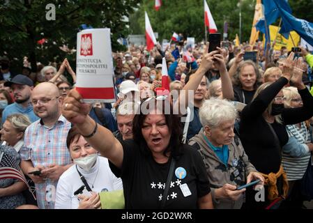 Varsavia, Varsavia, Polonia. 10 agosto 2021. Una donna detiene una copia della Costituzione polacca mentre gridava slogan il 10 agosto 2021 a Varsavia, Polonia. Diverse centinaia di persone si sono riunite di fronte al Parlamento polacco (Sejm) nell'ambito di una protesta nazionale contro una proposta di legge dei legislatori del partito al governo Law and Justice (PIS); Ciò comprometterebbe il pluralismo e la libertà dei media in Polonia, modificando l'articolo 35 della legge sulla trasmissione radiotelevisiva al fine di bloccare le società che sono di proprietà maggioritaria di entità al di fuori dello spazio economico europeo (SEE) dal possedere più di 49 partecipazioni di perc. Nei media polacchi. (Credi Foto Stock