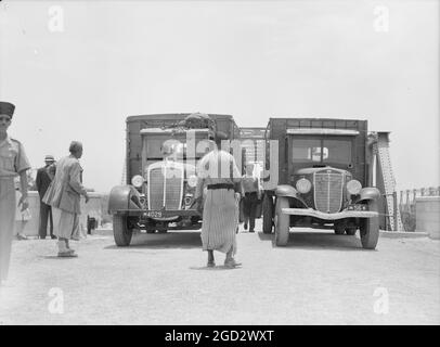 Camion che viaggiano sul nuovo ponte di Allenby sul fiume Jordan tra il 1934 e il 1939 circa Foto Stock