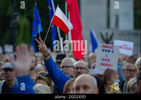 Varsavia, Varsavia, Polonia. 10 agosto 2021. Un uomo segna un segno di vittoria mentre tiene bandiere di Polonia e Unione europea il 10 agosto 2021 a Varsavia, Polonia. Diverse centinaia di persone si sono riunite di fronte al Parlamento polacco (Sejm) nell'ambito di una protesta nazionale contro una proposta di legge dei legislatori del partito al governo Law and Justice (PIS); Ciò comprometterebbe il pluralismo e la libertà dei media in Polonia, modificando l'articolo 35 della legge sulla radiodiffusione, al fine di vieta alle società che sono di proprietà maggioritaria di entità al di fuori dello spazio economico europeo (SEE) di detenere più di 49 partecipazioni di perc. In m polacco Foto Stock