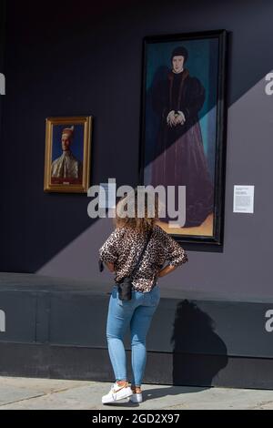 Londra, Regno Unito. 10 agosto 2021. Una donna guarda un ritratto di Christina Duchessa di Danimarca di Hans Holbein il giovane in una galleria pop-up all'aperto che mostra oltre 20 riproduzioni a grandezza naturale dei capolavori della Galleria Nazionale, insieme a Sketch on the Square, che porta l'arte all'aperto come parte del festival Inside out, Un mese di sessioni d'arte interattive gratuite fuori dalla National Gallery in Trafalgar Square. (Foto di Dave Rushen/SOPA Images/Sipa USA) Credit: Sipa USA/Alamy Live News Foto Stock