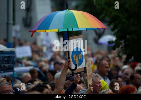 Varsavia, Varsavia, Polonia. 10 agosto 2021. I dimostranti hanno un ombrello e dei segni durante un raduno contro una proposta di legge che minerebbe i mezzi di comunicazione liberi il 10 agosto 2021 a Varsavia, Polonia. Diverse centinaia di persone si sono riunite di fronte al Parlamento polacco (Sejm) nell'ambito di una protesta nazionale contro una proposta di legge dei legislatori del partito al governo Law and Justice (PIS); Ciò comprometterebbe il pluralismo e la libertà dei media in Polonia, modificando l'articolo 35 della legge sulla radiodiffusione per bloccare le società che sono di proprietà maggioritaria di entità al di fuori dello spazio economico europeo (SEE) dal possedere più Foto Stock