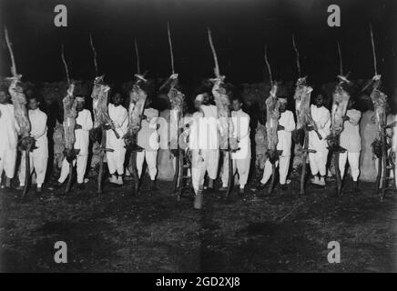 La Pasqua samaritana sul Monte Gerizim, Samaritani con carcasse preparate pronte per il forno. CA. 1900 Foto Stock