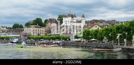 Nyon, Svizzera - 10 luglio 2021: Vista sul lungomare della città di Lac Leman Foto Stock