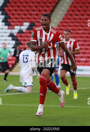 Sheffield, Inghilterra, 10 agosto 2021. Rhian Brewster di Sheffield Utd celebra il suo primo gol durante la partita della Carabao Cup a Bramall Lane, Sheffield. L'immagine di credito dovrebbe essere: Simon Bellis / Sportimage Foto Stock