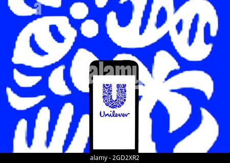 Spagna. 06 agosto 2021. In questa illustrazione fotografica, sullo smartphone viene visualizzato il logo Unilever. (Foto di Thiago Prudencio/SOPA Images/Sipa USA) Credit: Sipa USA/Alamy Live News Foto Stock