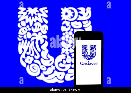 Spagna. 06 agosto 2021. In questa illustrazione fotografica, sullo smartphone viene visualizzato il logo Unilever. (Foto di Thiago Prudencio/SOPA Images/Sipa USA) Credit: Sipa USA/Alamy Live News Foto Stock