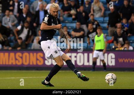 Londra, Regno Unito. 10 agosto 2021. Scott Malone di Millwall segna il primo gol delle sue squadre. Carabao Cup 1st round match, Millwall v Portsmouth al Den di Londra martedì 10 agosto 2021. Questa immagine può essere utilizzata solo per scopi editoriali. Solo per uso editoriale, è richiesta una licenza per uso commerciale. Nessun utilizzo nelle scommesse, nei giochi o nelle pubblicazioni di un singolo club/campionato/giocatore. pic by Steffan Bowen/Andrew Orchard sports photography/Alamy Live news Credit: Andrew Orchard sports photography/Alamy Live News Foto Stock
