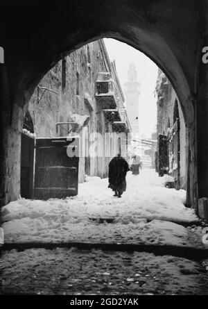 Gerusalemme durante un inverno innevato. Via dolorosa nella neve, Ottava Stazione della croce ca. 1900 Foto Stock