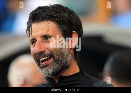 Londra, Regno Unito. 10 agosto 2021. Danny Cowley, direttore di Portsmouth, sorride .Carabao Cup 1° round match, Millwall contro Portsmouth al Den di Londra martedì 10 agosto 2021. Questa immagine può essere utilizzata solo per scopi editoriali. Solo per uso editoriale, è richiesta una licenza per uso commerciale. Nessun utilizzo nelle scommesse, nei giochi o nelle pubblicazioni di un singolo club/campionato/giocatore. pic by Steffan Bowen/Andrew Orchard sports photography/Alamy Live news Credit: Andrew Orchard sports photography/Alamy Live News Foto Stock