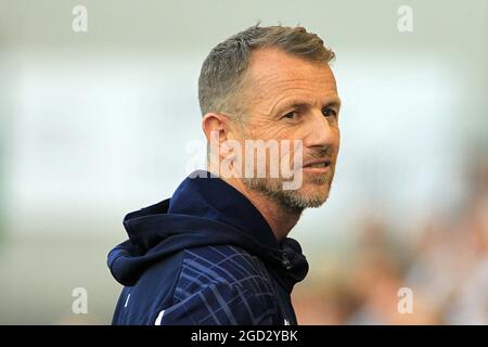 Londra, Regno Unito. 10 agosto 2021. Il manager di Millwall Gary Rowett guarda alla partita del 1° turno della Coppa Carabao, Millwall contro Portsmouth, al Den di Londra martedì 10 agosto 2021. Questa immagine può essere utilizzata solo per scopi editoriali. Solo per uso editoriale, è richiesta una licenza per uso commerciale. Nessun utilizzo nelle scommesse, nei giochi o nelle pubblicazioni di un singolo club/campionato/giocatore. pic by Steffan Bowen/Andrew Orchard sports photography/Alamy Live news Credit: Andrew Orchard sports photography/Alamy Live News Foto Stock