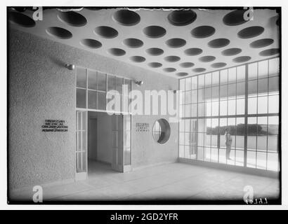 Vista interna del Centro medico della Nuova Università di Hadassah a Gerusalemme (Scopus). L'ingresso dei visitatori. Tra il 1934 e il 1939 ca Foto Stock