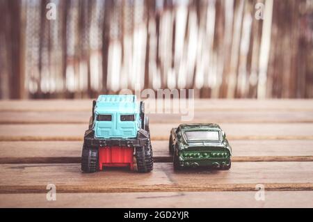 POZNAN, POLONIA - 24 ottobre 2016: Due macchinine Mattel Hot Wheels su un tavolo di legno Foto Stock