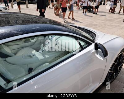 Monte-Carlo, Monaco - 24 luglio 2021: Vista interna DI una Supercar White Bugatti Chiron di lusso parcheggiata di fronte al Casinò Monte-Carlo a Monaco di giorno Foto Stock