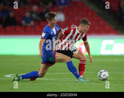 Sheffield, Inghilterra, 10 agosto 2021. Zak brunt di Sheffield Utd ha affrontato Lewis Bell di Carlisle Utddurante la partita della Carabao Cup a Bramall Lane, Sheffield. L'immagine di credito dovrebbe essere: Simon Bellis / Sportimage Foto Stock