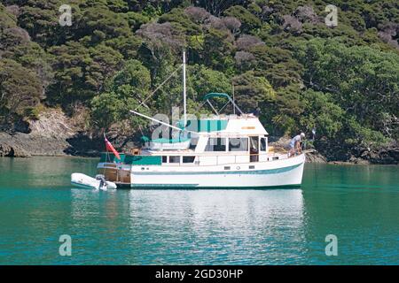 Lancio classico nella baia di Deep Water Cove delle isole Nuova Zelanda Foto Stock