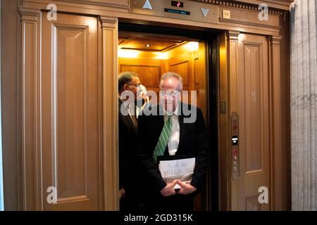 Il senatore degli Stati Uniti Jerry Moran (repubblicano del Kansas) arriva alla Camera del Senato durante un voto al Campidoglio degli Stati Uniti a Washington, DC, martedì 10 agosto 2021. Il Senato dovrebbe votare oggi sull’approvazione finale del bipartisan da 1 trilione di dollari, H.R. 3684, Infrastructure Investment and Jobs Act, il Credit: Rod Lamkey/CNP Foto Stock