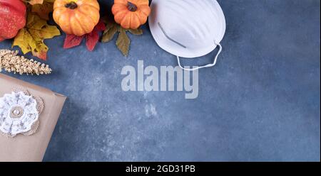 Buon Ringraziamento con scatole regalo, foglie d'acero e zucca su sfondo rustico in legno. Composizione autunnale con spazio di copia. Black Friday. Vista dall'alto. Foto Stock