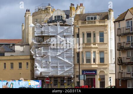 Impalcature su edificio con fogli strappati, hastings, regno unito Foto Stock