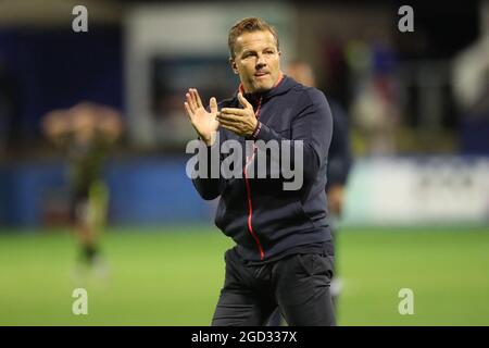 BARROW IN FURNESS, UK AGO 10THil manager di Barrow Mark Cooper applaude i fan dopo la partita della Carabao Cup tra Barrow e Scunthorpe Uniti alla Holker Street, Barrow-in-Furness martedì 10 agosto 2021. (Credit: Marco Fletcher ) Credit: MI News & Sport /Alamy Live News Foto Stock