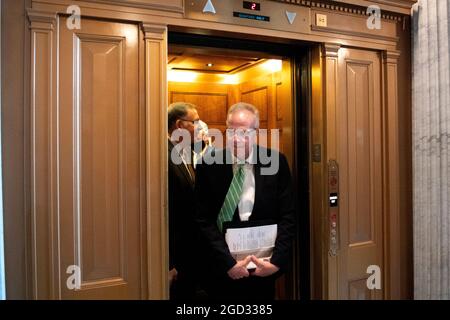 Washington, Stati Uniti d'America. 10 agosto 2021. Il senatore degli Stati Uniti Jerry Moran (repubblicano del Kansas) arriva alla Camera del Senato durante un voto al Campidoglio degli Stati Uniti a Washington, DC, martedì 10 agosto 2021. Il Senato dovrebbe votare oggi sul passaggio finale del bipartisan 1 trilione di dollari H.R. 3684, Infrastructure Investment and Jobs Act. Il credito: Rod Lamkey/CNP/Sipa USA Credit: Sipa USA/Alamy Live News Foto Stock