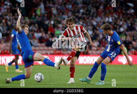 Sheffield, Inghilterra, 10 agosto 2021. Luke Freeman di Sheffield Utd spara in gol durante la partita della Carabao Cup a Bramall Lane, Sheffield. L'immagine di credito dovrebbe essere: Darren Staples / Sportimage Foto Stock