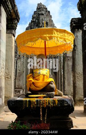 Cambogia Krong Siem Reap Angkor Wat - Tempio di Preah Khan statua di buddha con il simbolo dell'ombrello Foto Stock