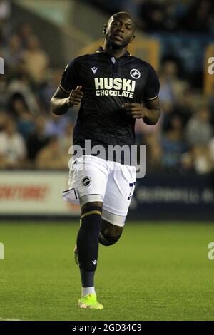Londra, Regno Unito. 10 agosto 2021. Benik Afobe di Millwall in azione durante il gioco. Carabao Cup 1st round match, Millwall v Portsmouth al Den di Londra martedì 10 agosto 2021. Questa immagine può essere utilizzata solo per scopi editoriali. Solo per uso editoriale, è richiesta una licenza per uso commerciale. Nessun utilizzo nelle scommesse, nei giochi o nelle pubblicazioni di un singolo club/campionato/giocatore. pic by Steffan Bowen/Andrew Orchard sports photography/Alamy Live news Credit: Andrew Orchard sports photography/Alamy Live News Foto Stock