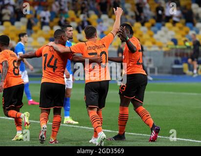 KYIV, UCRAINA - 10 AGOSTO 2021 - i centrocampisti Tete, Yevhen Konoplyanka e Lassina Traore (da L a R) del FC Shakhtar Donetsk sono visti in campo durante la terza prova di qualificazione della UEFA Champions League 2021-22 contro KRC Genk al NSC Olimpiyskiy, capitale Ucraina. Foto Stock