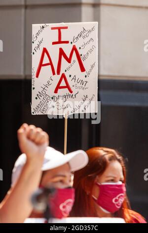 Washington, DC, USA, 10 agosto 2021. Nella foto: Un segno che elenca molti ruoli e qualità degli immigrati in un raduno che chiede che l'immigrazione e l'applicazione doganale (ICE) trattano gli immigrati come persone, non semplicemente come categorie "prioritarie" o "non prioritarie". Credit: Alison Bailey / Alamy Live News Foto Stock