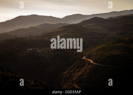 Strati di montagne e colline in un tramonto panoramico visto dal castello di Lindoso nel Parque Nacional Peneda Gerês Foto Stock