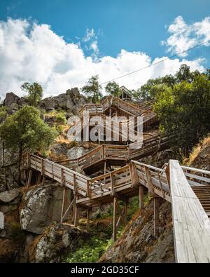 Scale di legno e cielo nuvoloso a Passadios do Paiva in Arouca Foto Stock