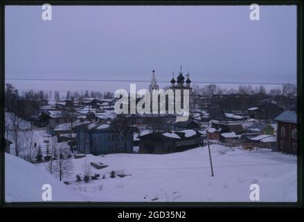 Panorama invernale, con la Chiesa del Salvatore misericordioso (1716-23), e Beloe Ozero (Lago Bianco) sullo sfondo, Belozersk, Russia; 1998 Foto Stock