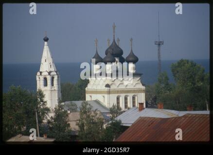 Panorama estivo, con la Chiesa del Salvatore misericordioso (1716-23), e Beloe Ozero (Lago Bianco) sullo sfondo, Belozersk, Russia; 1999 Foto Stock