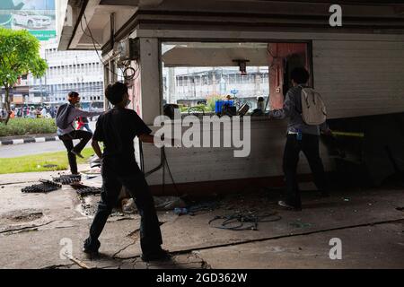 Bangkok, Thailandia. 10 agosto 2021. Manifestanti che distruggono una cabina di polizia durante la manifestazione.Gruppo pro-democrazia motorade rally in vari luoghi d'affari chiedendo le dimissioni del primo ministro Thailandia, riforme monarchiche e una migliore politica per la situazione COVID-19. La dimostrazione si è conclusa in scontri. Credit: SOPA Images Limited/Alamy Live News Foto Stock